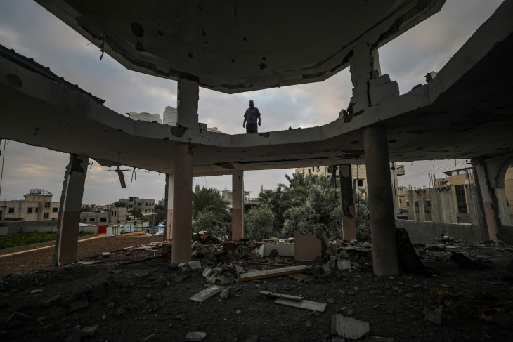 . Izraeli légicsapásban megsemmisült mecset romjai a Gázai övezet középső részén fekvő Deir al-Balahban 2024. október 6-án