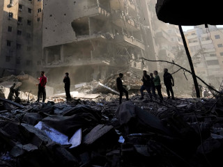 Emberek a Hezbollah libanoni síita mozgalom néhai vezetője, Haszan Naszralláh sejk elleni merénylet helyszínén, Bejrút Dahíja nevű déli negyedében 2024. szeptember 29-én, miután megtalálták a sejk holttestét a Hezbollah főhadiszállásaként használt, lakóházak alatt létesített katonai bunker romjai között. Naszralláhhal izraeli légicsapás végzett szeptember 27-én. 