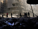 Emberek a Hezbollah libanoni síita mozgalom néhai vezetője, Haszan Naszralláh sejk elleni merénylet helyszínén, Bejrút Dahíja nevű déli negyedében 2024. szeptember 29-én, miután megtalálták a sejk holttestét a Hezbollah főhadiszállásaként használt, lakóházak alatt létesített katonai bunker romjai között. Naszralláhhal izraeli légicsapás végzett szeptember 27-én. 