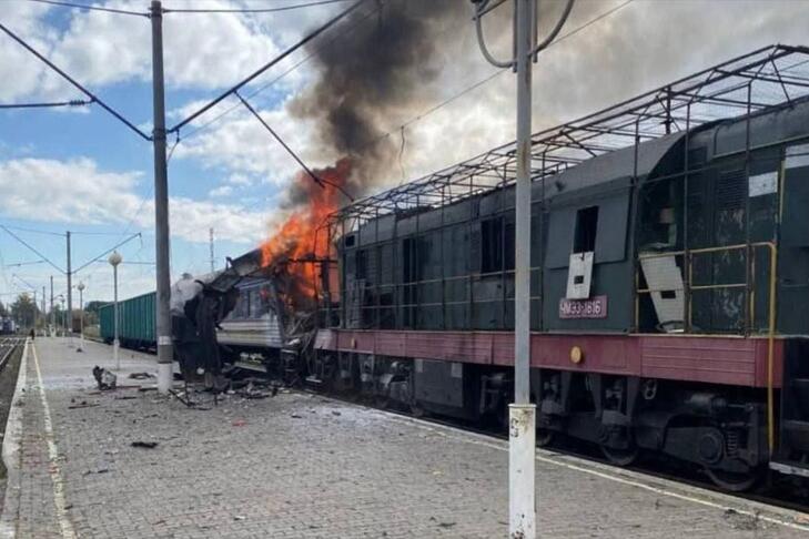 Orosz dróntámadásban találatot kapott személyvonat lángol Sosztka vasútállomásán 2025. október 4-én