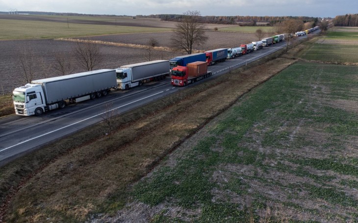 Ukrajnába tartó kamionok sorakoznak a Hrebenne-Jahotyin lengyel-ukrán határállomás előtt Délkelet-Lengyelországban 2023. november 27-én. A lengyel-ukrán határállomásoknál lengyel fuvarozók lassítják az Ukrajnába irányuló kamionforgalmat, mert a szállítmányozási engedélyek rendszerének visszaállítását követelik az ukrán fuvarozó cégek számára, továbbá azt, hogy az ukrán fél szüntesse be a lengyel kamionosok Ukrajnából hazatérését megnehezítő elektronikus kiléptetőrendszerét. Fotó: MTI/EPA