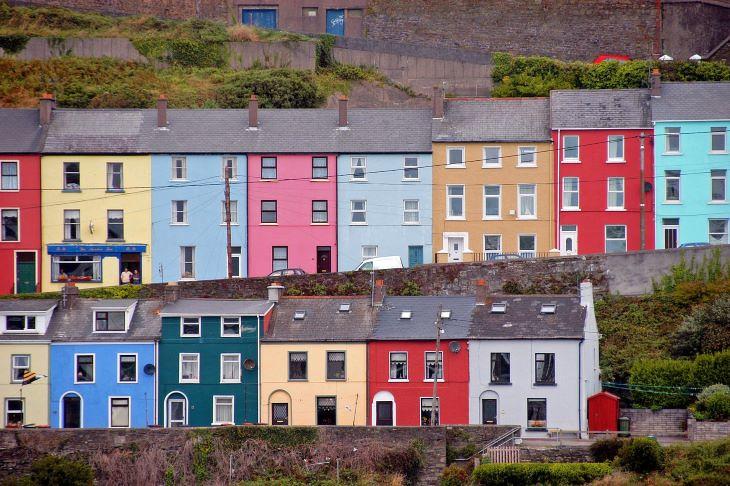 Lakások az Írország déli részén lévő Cobh kisvárosban. Fotó: Pixabay