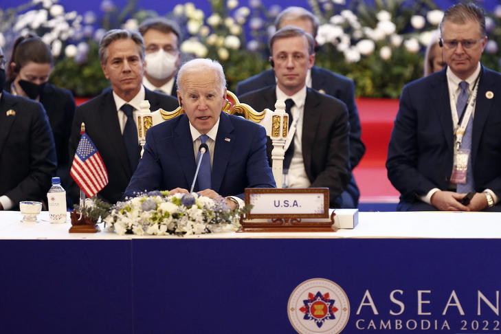 Joe Biden amerikai elnök a Délkelet-ázsiai Országok Szövetsége, az ASEAN és az Egyesült Államok csúcstalálkozóján Phnom Penhben 2022. november 12-én. Fotó:  MTI/EPA/Kith Serey