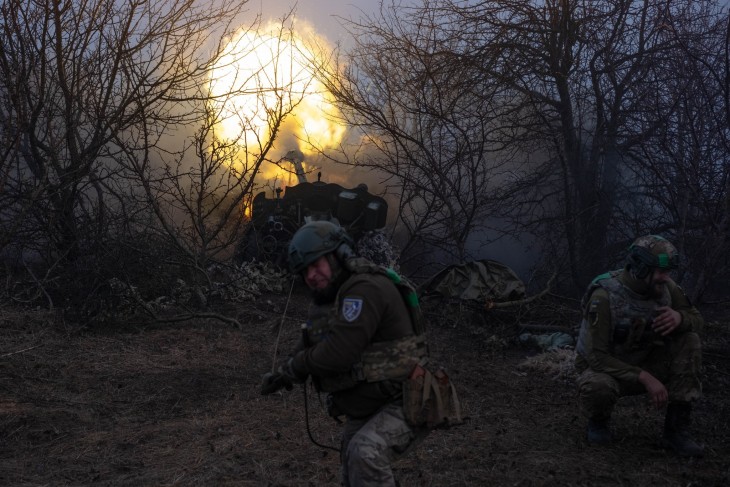 Ukrán katonák a frontvonalon 2024. januárban. Mindkét oldalon óriásiak a veszteségek. Fotó: Volodimir Zelenszkij Facebook-oldala