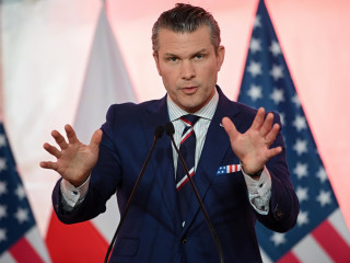 Pete Hegseth amerikai védelmi miniszter beszél a Wladyslaw Kosiniak-Kamysz lengyel védelmi miniszterrel közösen tartott sajtóértekezleten a megbeszélésüket követően a védelmi minisztériumban, Varsóban 2025. február 14-én. 