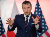 Pete Hegseth amerikai védelmi miniszter beszél a Wladyslaw Kosiniak-Kamysz lengyel védelmi miniszterrel közösen tartott sajtóértekezleten a megbeszélésüket követően a védelmi minisztériumban, Varsóban 2025. február 14-én. 