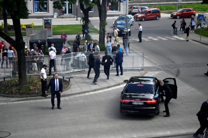 A merénylet áldozatává vált Robert Fico szlovák miniszterelnök testőrei intézkednek a lőfegyveres támadás helyszínén, a Pozsonytól mintegy 150 kilométerre, északkeletre fekvő Nyitrabányán (Handlová) 2024. május 15-én. Ficót több lövés érte a mellkasán és a gyomrán, a politikust életveszélyes állapotban, mentőhelikopterrel szállították kórházba Besztercebányán (Banská Bystrica). A feltételezett tettest őrizetbe vették. 