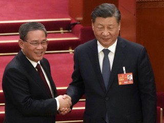 Li Csiang újonnan megválasztott kínai miniszterelnök (b) és Hszi Csin-ping kínai elnök, a Kínai Kommunista Párt főtitkára az Országos Népi Gyűlés, azaz a parlament ülésén a pekingi Nagy Népi Csarnokban 2023. március 11-én. Fotó: MTI/AP/Mark Schiefelbein 