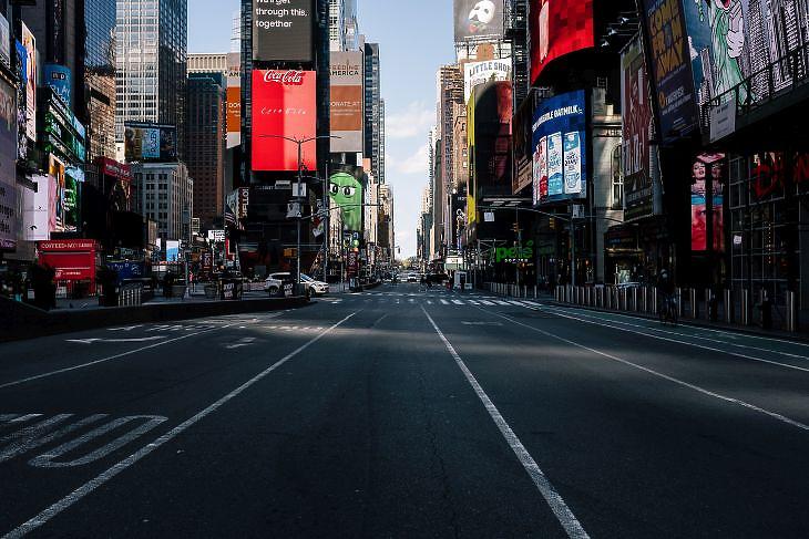 Az üres Times Square New Yorkban 2020. április 22-én. EPA/Alba Vigaray 
