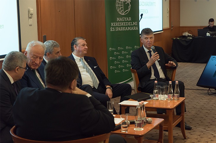 MKIK-panelbeszélgetés 2023. március 30-án, a mikrofonnál Szekeres István, a Magyar-Orosz Tagozat elnöke. Fotó: Privátbankár/Izsó Márton Artúr   
