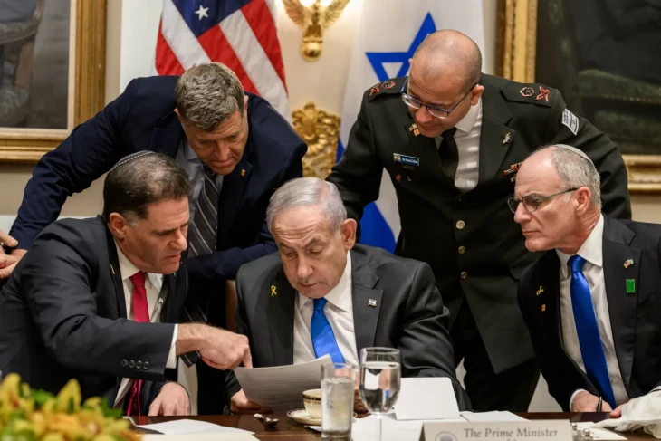 Leírták, mit kell mondania? Izraeli tisztviselők és Netanjahu tekintenek át egy iratot az izraeli miniszterelnök washingtoni tárgyalása idején