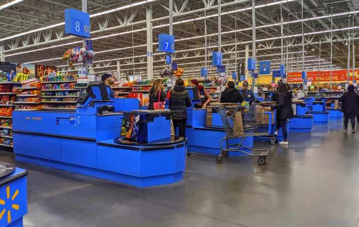 A világ egyik legnagyobb boltlánca, az amerikai Walmart. Pénztárak az egyik boltban. Fotó: Depositőhotos / Loganimages 