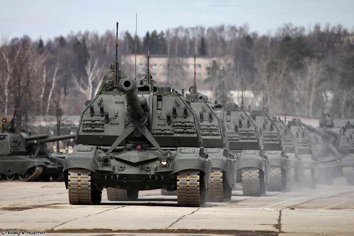 Orosz 2S19 Msta önjáró tarackok végeláthatatlan sora.  Fotó: Wikimedia