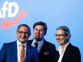 Tino Chrupalla, az AfD társelnöke,  Maximilian Krah elnökségi tag és  Alice Weidel társelnök a párt kongresszusán Magdeburgban 2023. július 28-án. Fotó: EPA/CLEMENS BILAN