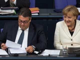 Sigmar Gabriel akkori alkancellár és Angela Merkel akkori kancellár 2014-ben a Bundestagban Berlinben. Fotó: Wikipédia/Tobias Koch