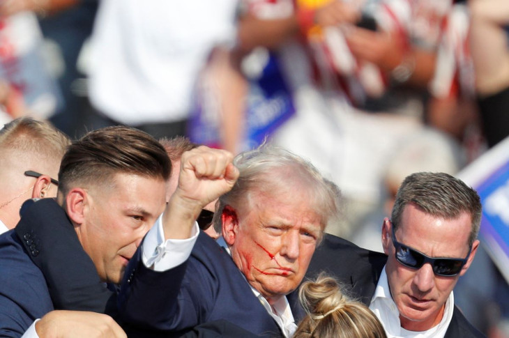 Donald Trump volt amerikai elnököt, a Republikánus Párt elnökjelöltjét (k) a védelmét ellátó titkosszolgálat ügynökei veszik körbe a Pennsylvania állambeli Butlerben rendezett kampánygyűlésen 2024. július 13-án. A rendezvényen Trump beszéde közben lövések dördültek, a politikus a jobb fülén megsérült, de védőgyűrűben a saját lábán hagyta el a pódiumot. Az elnökválasztást november 5-én tartják az Egyesült Államokban.