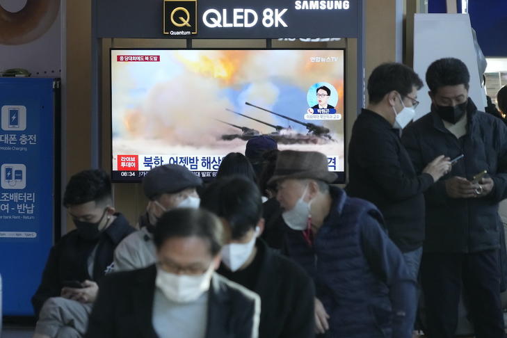 Észak-koreai hadgyakorlatról szóló tudósítást néznek az emberek a szöuli főpályaudvaron 2022. október 19-én. Fotó: MTI/AP/Ahn Jung Dzsun