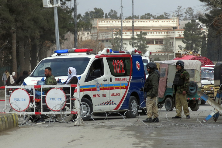  A pakisztáni biztonsági szolgálat tagjai a délnyugat-pakisztáni Beludzsisztán tartomány székhelyén, Kvettában történt lövöldözés helyszínén 2026. január 31-én. Három rendőr életét vesztette és kettő megsebesült, miután ismeretlen fegyveresek tüzet nyitottak egy rendőrautóra