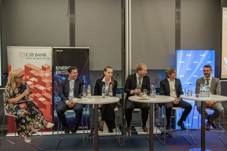Szakértők és nagyvállalati vezetők a Klasszis Média által szervezett ESG konferencia kerekasztal-beszélgetésén