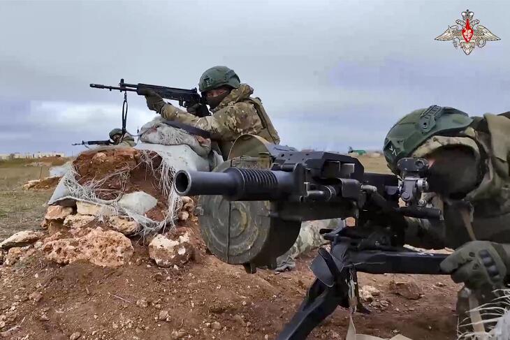 Aranytojást tojó tyúkok lettek az ukrajnai fronton harcoló katonák feleségeiknek