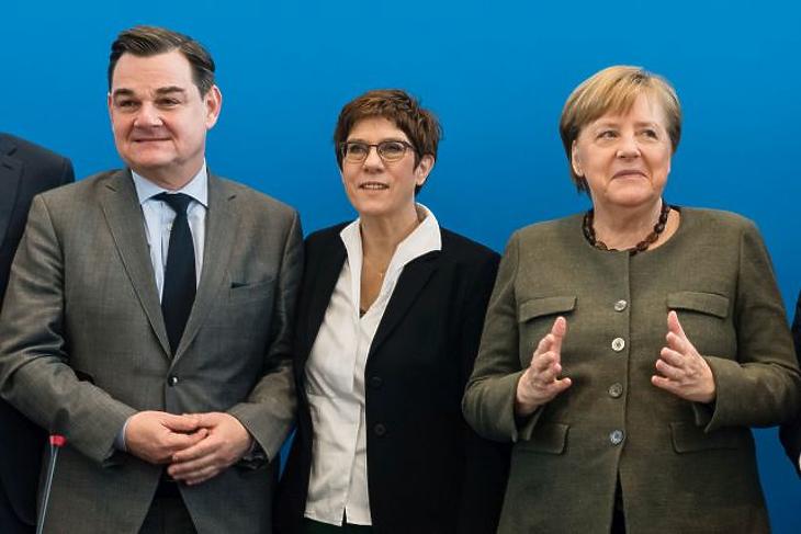 Padlót fogott Merkel pártja – keresik az új vezért