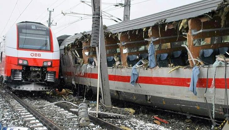 Egymásba rohant két vonat Ausztriában, rengeteg sérült