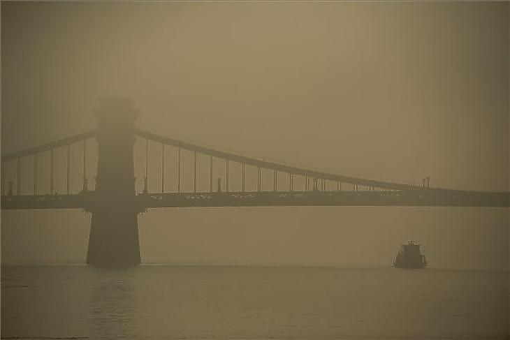 A Lánchíd ködös időben Budapesten 2019. december 16-án. MTI/Balogh Zoltán