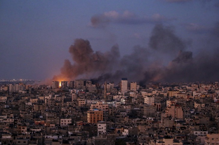 Izraeli rakéta csapódik be Gázába 2023. október 12-én. Fotó: MTI/EPA/Mohamed Szaber