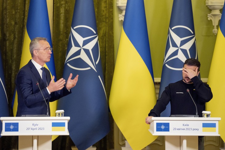 Jens Stoltenberg, a NATO főtitkára (b) és Volodimir Zelenszkij ukrán elnök kijevi sajtóértekezletén 2023. április 20-án, az Ukrajna elleni orosz háború alatt. Fotó: MTI/AP/Efrem Lukackij 