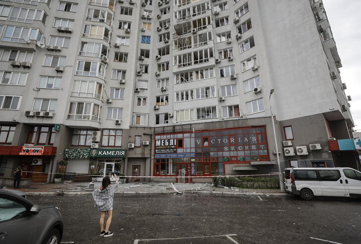 Tíz holttestet emeltek ki a lerakétázott kijevi lakóház romjai alól