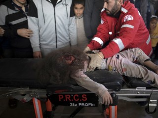 Légicsapásban megsebesült gyereket visznek be a Nasser kórházba Khan Juniszban a Gázai övezet déli részén 2023. december 8-án- Fotó: EPA/HAITHAM IMAD  