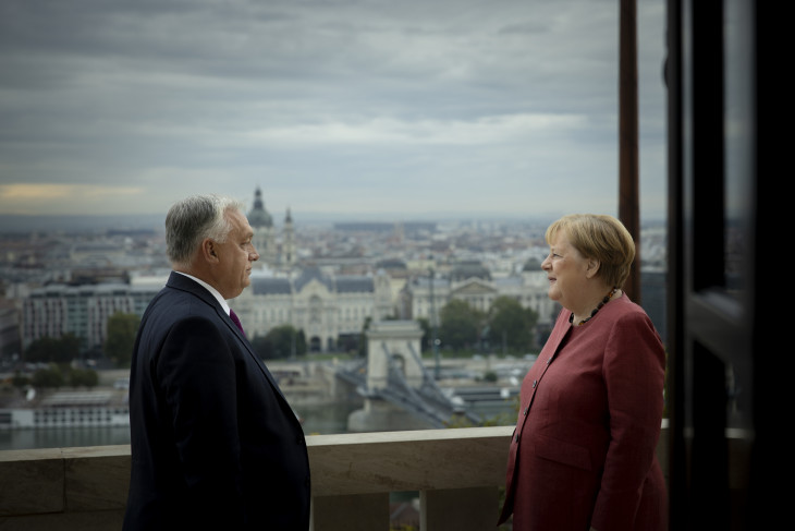  A Miniszterelnöki Kommunikációs Főosztály által közreadott képen Orbán Viktor miniszterelnök fogadja Angela Merkelt, a Németországi Szövetségi Köztársaság korábbi kancellárját a Karmelita kolostorban 2025. október 1-jén. 