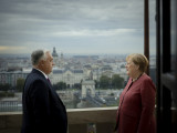  A Miniszterelnöki Kommunikációs Főosztály által közreadott képen Orbán Viktor miniszterelnök fogadja Angela Merkelt, a Németországi Szövetségi Köztársaság korábbi kancellárját a Karmelita kolostorban 2025. október 1-jén. 