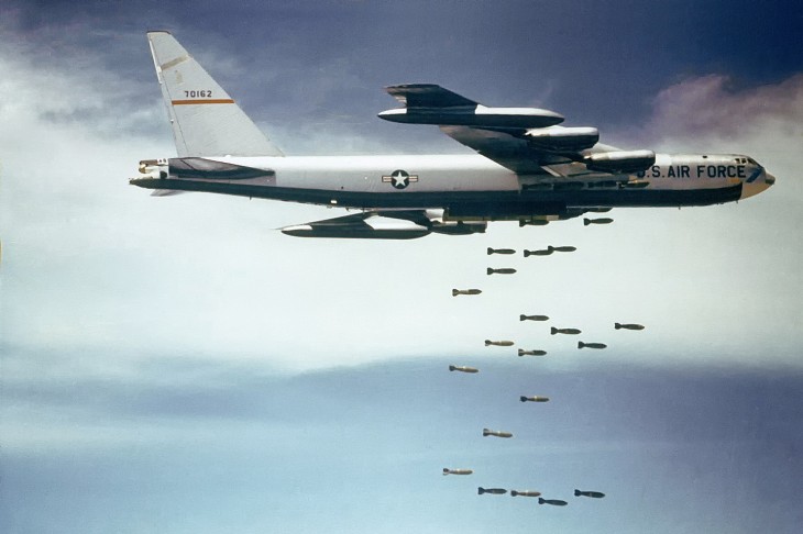 Egy B-52-es amerikai bombázó hajt végre szőnyegbombázást a vietnámi háború idején. Ettől csak még elszántabbak lettek az észak-vietnámiak. Fotó: Wikimedia