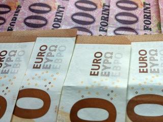 Gyengült a forint - megint közelebb került a 380-hoz az euró jegyzése