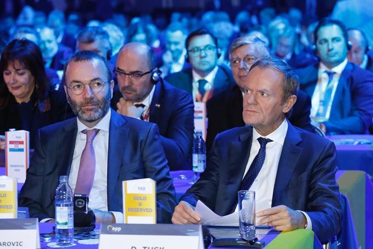 Manfred Weber, a Néppárt EP-frakcióvezetője és Donald Tusk, a Néppárt elnöke a pártcsalád zágrábi kongresszusán 2019 novemberében. Fotó: Európai Tanács