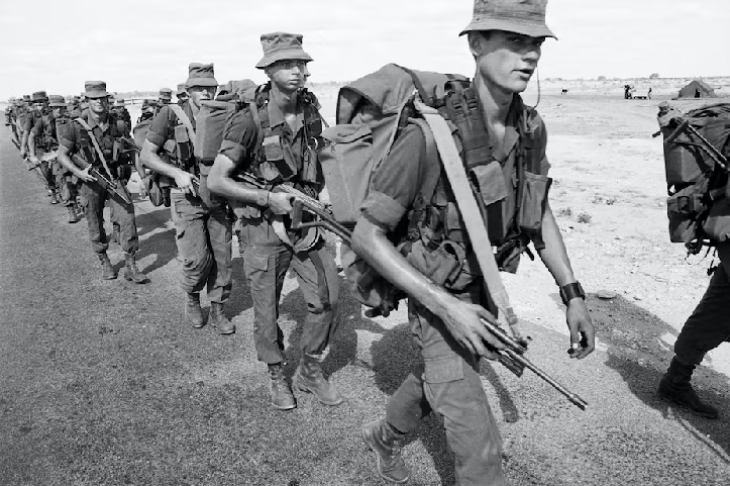 Az apartheid katonái elveszteték háborújukat. Fotó: John Liebenberg