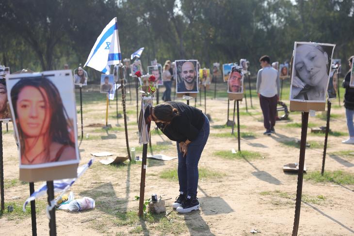A Hamász-terrortámadás áldozatainak egyik emlékhelye a dél-izraeli Reeim közelében