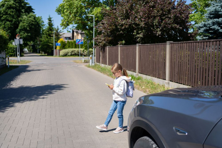 A magasabb autók esetében a sofőrök nem látják meg a gyerekeket?