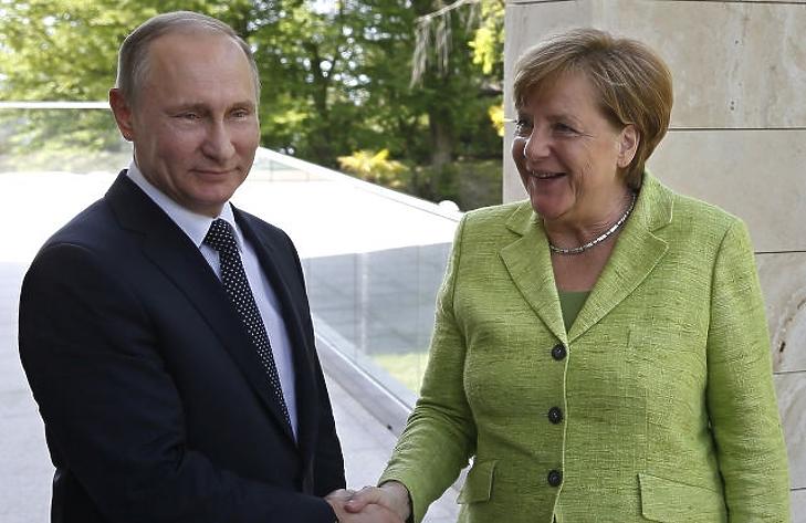 Merkel nagyon aggódik – felhívta Putyint 