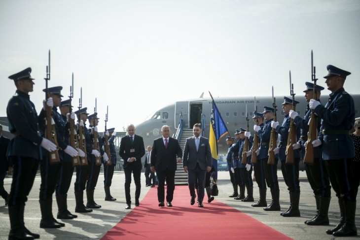 A Miniszterelnöki Sajtóiroda által közreadott képen Orbán Viktor kormányfő érkezése után a szarajevói repülőtéren 2023. június 22-én. Fotó: MTI/Miniszterelnöki Sajtóiroda/Benko Vivien Cher