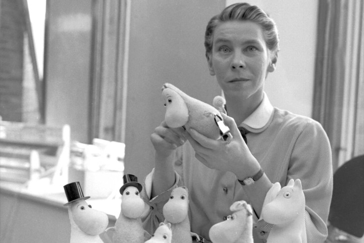 Tove Jansson írónő a múminokkal 1956-ban  