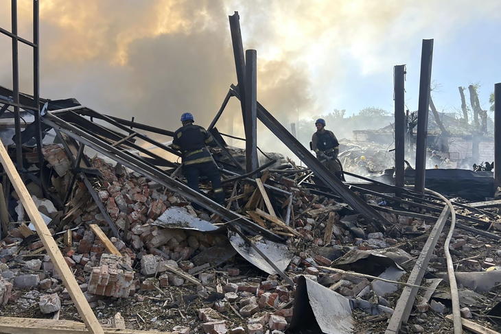 Tűzoltók dolgoznak a romok között a Krivij Rihet ért újabb orosz rakétatámadást követően 2023. szeptember 8-án. Fotó: MTI/AP/Ukrán Állami Katasztrófavédelmi Szolgálat