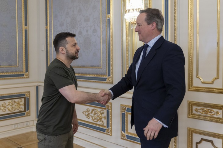Fegyverszállítás megkötések nélkül – Volodimir Zelenszkij fogadja David Cameront Kijevben 2024. május 3-án.