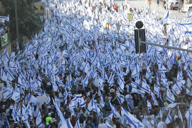 Kormányellenes tüntetők ezrei tartanak izraeli zászlókat a Jeruzsálembe tartó tiltakozó menetben, amelyen az izraeli kormány igazságügyi reformtervei ellen tüntetnek Jeruzsálemben, 2023. július 22-én. Fotó: EPA / Abir Sultan
