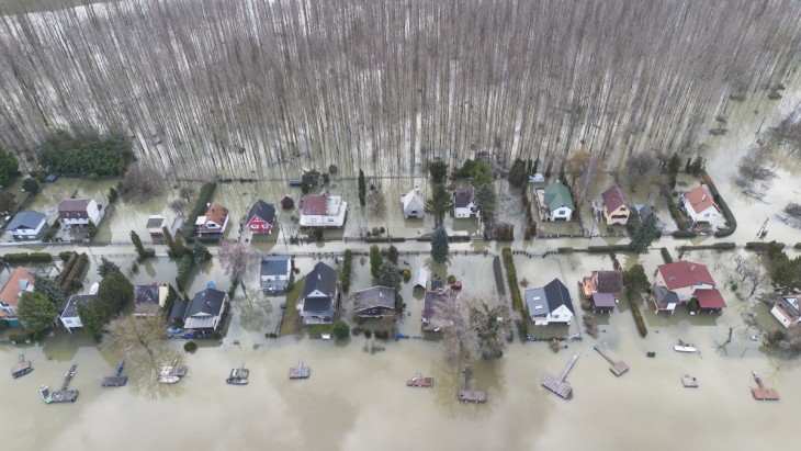 A drónnal készült képen a Duna által elárasztott, ártérben fekvő üdülőnegyed a Győr-Moson-Sopron vármegyei Vének település határában 2023. december 27-én. A csapadékos időjárás miatt a Dunán és mellékfolyóin árhullámok vonulnak le, a fővárosban várhatóan december 28-án reggel tetőzik a folyó.
MTI/Krizsán Csaba