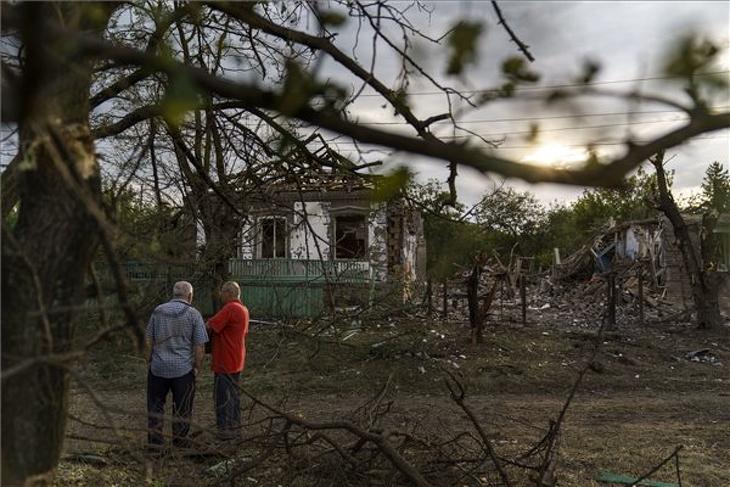 Megrongált ház előtt helybeliek Kramatorszkban 2022. augusztus 16-án, miután orosz rakétatámadás érte a Donyecki területen fekvő várost. MTI/AP/David Goldman