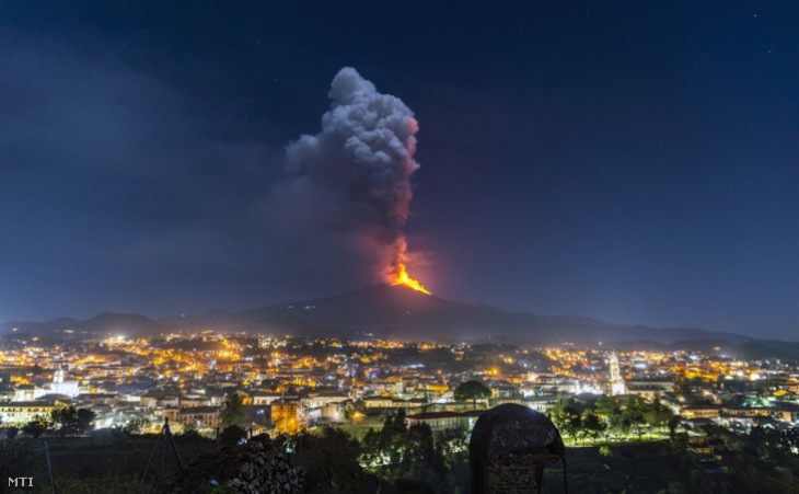 Kitört az Etna, nem járnak a repülők. Fotó: MTI