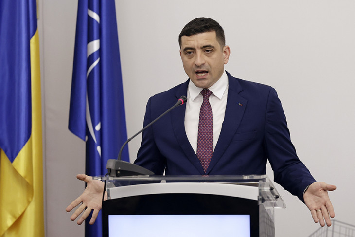  George Simion elnökjelölt, a Románok Egyesüléséért Szövetség (AUR) párt vezetője a meghívást visszautasító ellenfele, Nicusor Dan bukaresti független polgármester távollétében zajló elnökjelölti vitán a Román Kereskedelmi és Iparkamarában (CCIR), Bukarestben 2025. május 13-án.
