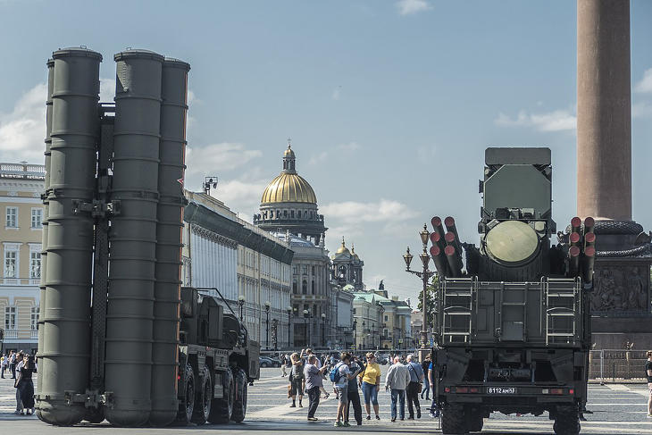 S-400-as légvédelmi rakétarendszer elemei Szentpétervár belvárosában közszemlére téve - Moszkva környékére is biztos jutott pár. Fotó: Wikimedia